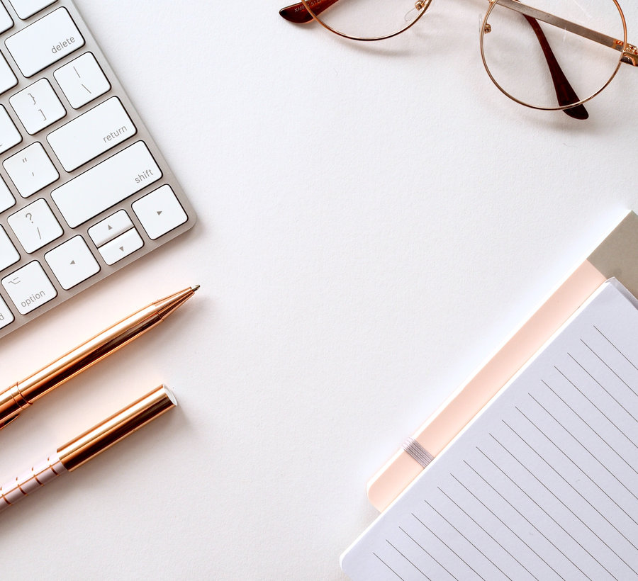 Schreibtisch mit Notizbuch und Stift